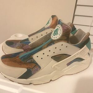 Mens Nike Huaraches. Multicolored used w/outbox.